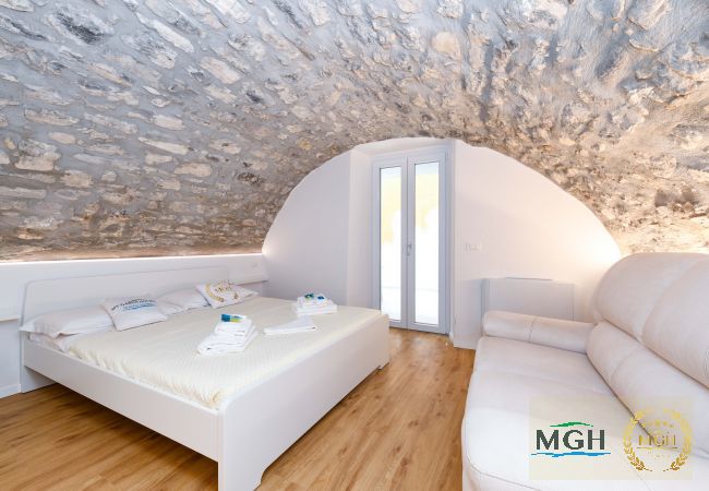 Appartamento a Brenzone - Charm Lakefront Apartment La Corte MGH Appartamento a Brenzone - Charm Lakefront Apartment La Corte MGH