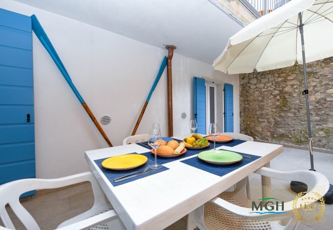 Appartamento a Brenzone - Charm Lakefront Apartment La Corte MGH Appartamento a Brenzone - Charm Lakefront Apartment La Corte MGH