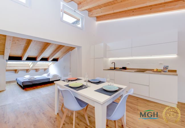 Appartamento a Brenzone - Charm Lakefront Penthouse MGH Appartamento a Brenzone - Charm Lakefront Penthouse MGH