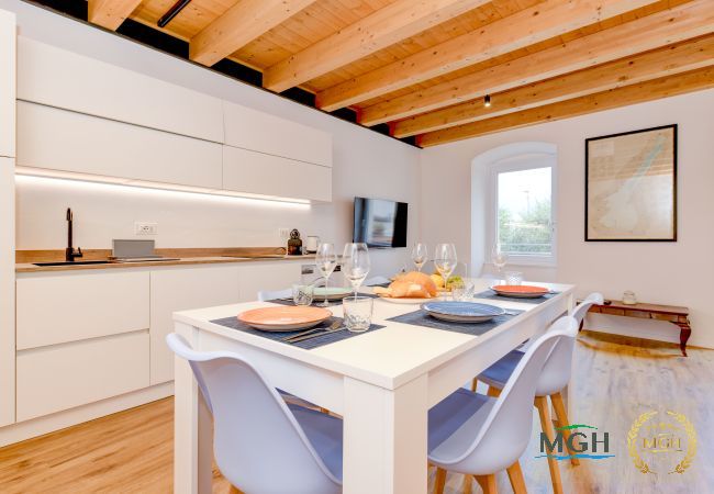Ferienwohnung in Brenzone - Charm Lakefront Apartment L’isola MGH Ferienwohnung in Brenzone - Charm Lakefront Apartment L’isola MGH