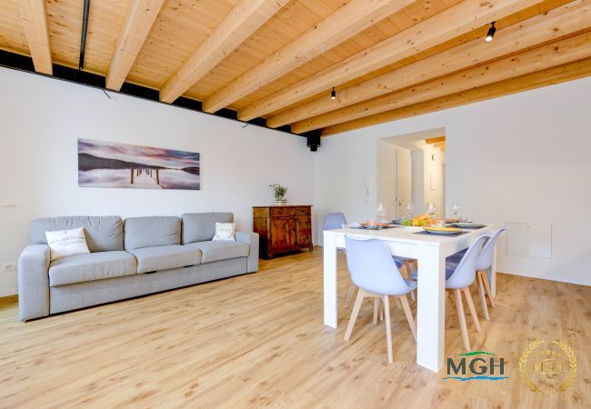 Ferienwohnung in Brenzone - Charm Lakefront Apartment L’isola MGH Ferienwohnung in Brenzone - Charm Lakefront Apartment L’isola MGH