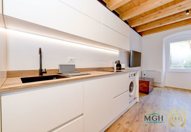 Ferienwohnung in Brenzone - Charm Lakefront Apartment L’isola MGH Ferienwohnung in Brenzone - Charm Lakefront Apartment L’isola MGH