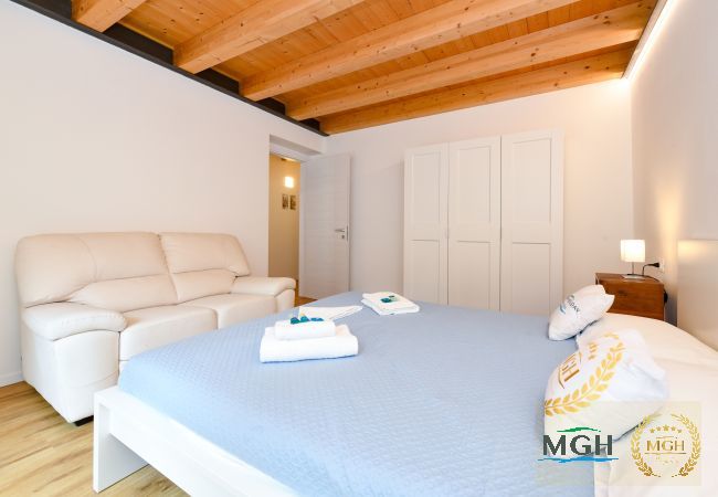 Ferienwohnung in Brenzone - Charm Lakefront Apartment L’isola MGH Ferienwohnung in Brenzone - Charm Lakefront Apartment L’isola MGH
