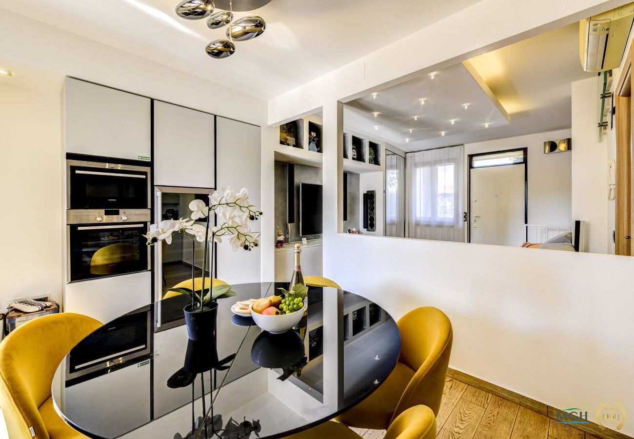 Chalet in Desenzano del Garda - MGH Luxury - Villa Amelie Private Pool & Spa