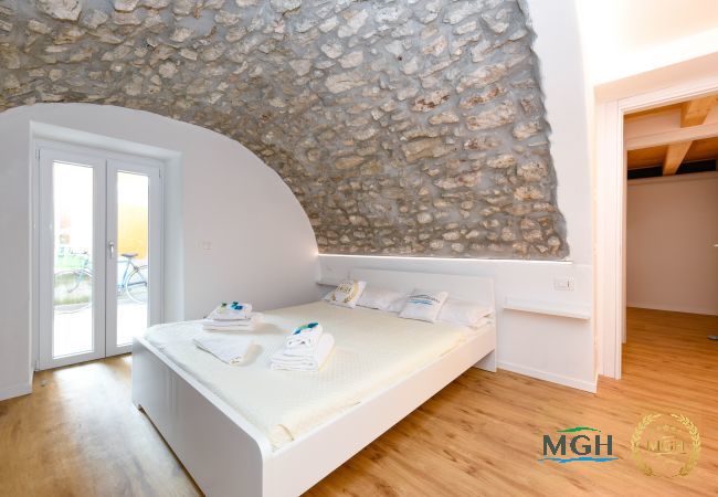 Apartment in Brenzone - Charm Lakefront Apartment La Corte MGH Apartment in Brenzone - Charm Lakefront Apartment La Corte MGH