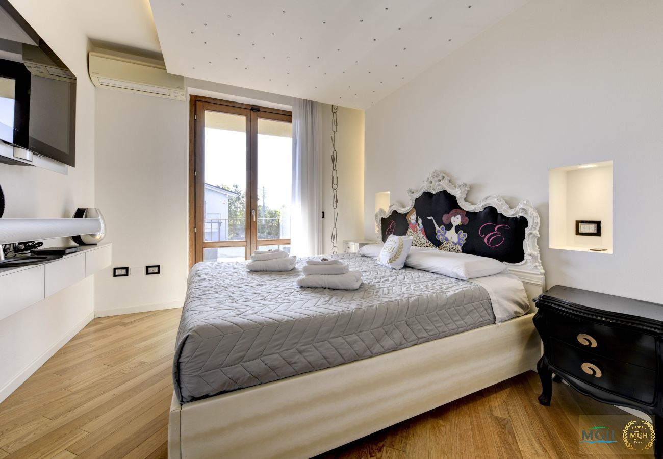 Chalet in Desenzano del Garda - MGH Luxury - Villa Amelie Private Pool & Spa