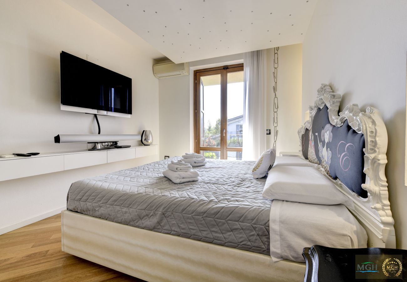 Chalet in Desenzano del Garda - MGH Luxury - Villa Amelie Private Pool & Spa